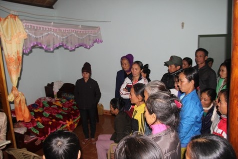 Hàng xóm họ hàng có mặt chia buồn cùng gia đình vợ chồng ông Đường Văn Quảng (ảnh Xuân Hòa)