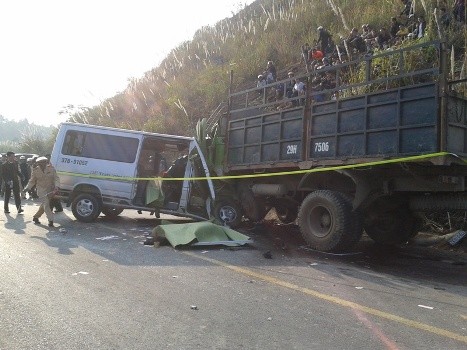 Hiện trường vụ tai nạn thảm khốc làm 9 nạn nhân tử vong (ảnh Minh Chí)