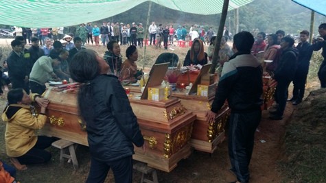 Nỗi đau của người thân trong lễ an táng 4 nạn nhân tại xóm 9, xã Vĩnh Sơn (ảnh Xuân Hòa)
