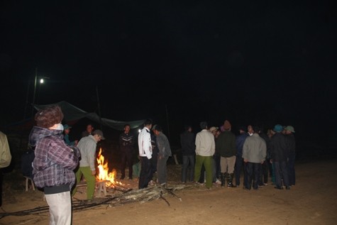 Người dân xã Vĩnh Sơn đã thức trắng đêm để đón xe chở thi hài các nạn nhân xấu số về (ảnh Xuân Hòa)