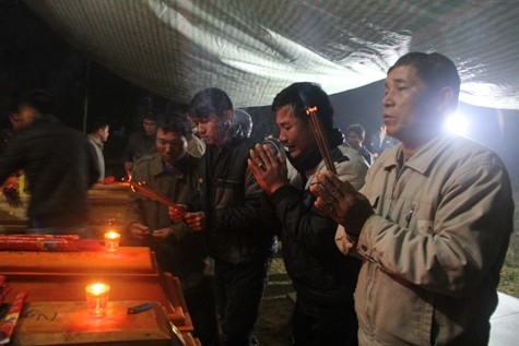 Người dân thắp hương cho các nạn nhân xấu số (ảnh Xuân Hòa)