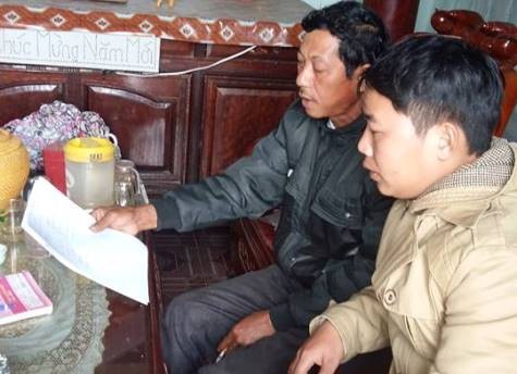 Người dân xã Quỳnh Châu đang trao đổi với phóng viên báo Giáo dục Việt Nam về việc tiền giải phóng mặt bằng đập Khe Sâu vẫn chưa được chủ đầu tư chi trả (ảnh Xuân Hòa)
