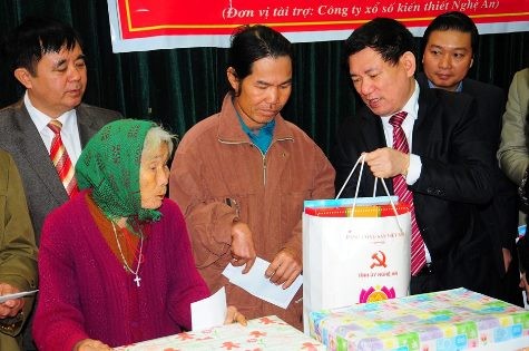 Bí thư Tỉnh ủy Nghệ An - Hồ Đức Phớc cùng đoàn công tác trao quà tại xã Hùng Sơn, huyện Anh Sơn, Nghệ An (ảnh Xuân Hòa)