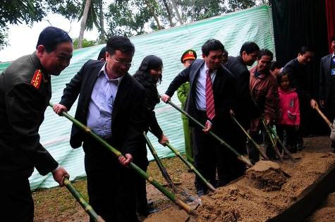 Đoàn công tác khởi công xây dựng nhà tình nghĩa cho gia đình hộ nghèo đặc biệt khó khăn tại xã Hùng Sơn, huyện Anh Sơn, Nghệ An (ảnh Xuân Hòa)