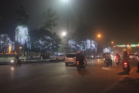 Trên các tuyến phố chính tại TP.Vinh đèn cũng được treo rực sáng để chuẩn bị đón xuân (ảnh Xuân Hòa)