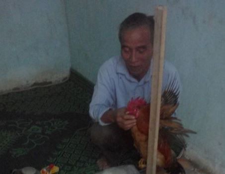 Ông Hiệu người lớn tuổi nhất nhà đang chuẩn bị cắt tiết gà để làm lễ tết Grơ của đồng bào dân tộc Khơ Mú (ảnh Xuân Hòa)