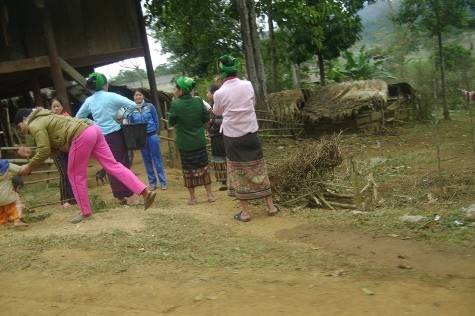 Những người phụ nữ đồng bảo Tày Pọong đang lo chu tất mọi việc trong nhà khi tết đến, xuân về (ảnh Xuân Hòa)