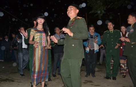 Cán bộ, chiến sỹ Đồn Biên phòng 551 cùng cán bộ, chiến sỹ đơn vị nước bạn Lào và người dân đang vui xuân trong đêm kết nghĩa anh em trên quê hương của người Tày Pọong (ảnh Xuân Hòa)