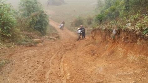 Con đường từ ngã ba Châu Thôn vào điểm trường chính Tiểu học Tri Lễ 4 dài 17km phải trải qua nhiều dốc núi cao ghồ ghề đi lại rất nguy hiểm (ảnh Xuân Hòa)