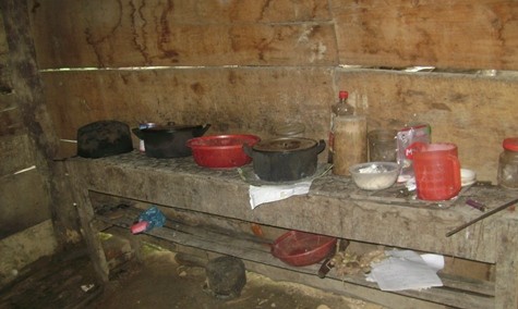 Căn bếp và nơi ở còn tạm bợ của cô giáo dạy học cô độc nơi rẻo cao Vi Thị Như (ảnh Xuân Hòa)