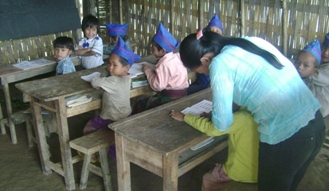 Tại nhiều trường tiểu học ở các huyện miền núi Nghệ An giáo viên vừa dạy học bằng cả tiếng phổ thông kèm tiếng bản địa nên việc giáo viên đưa ra ý kiến nhận xét từng học sinh theo Thông tư 30 chưa chắc các em đã hiểu (ảnh Xuân Hòa)
