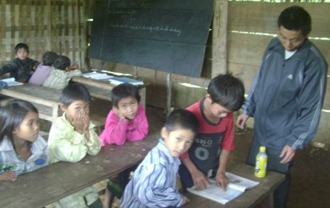 Ở nhiều trường tiểu học học tại các huyện miền núi Nghệ An một giáo viên cùng một lúc còn phải 2 đến 3 dạy lớp ghép của nhiều khối học, do đó việc đánh giá cho từng học sinh đang là gánh nặng cho giáo viên (ảnh Xuân Hòa)