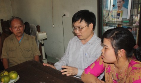 Chiều 17/3, ông Bùi Đình Long - Giám đốc Sở Y tế Nghệ An cùng đoàn công tác đã đến thăm gia đình liệt sỹ Gạc Ma, Phan Huy Sơn (ảnh Xuân Hòa)