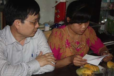 Tại cuộc gặp mặt ông Bùi Đình Long - Giám đốc Sở Y tế Nghệ An cũng đã công bố việc tiếp nhận con gái liệt sỹ Phan Huy Sơn là em Pha Thị Trang vào làm cán bộ điều dưỡng tại Bệnh viện Đa khoa huyện Diễn Châu (ảnh Xuân Hòa)