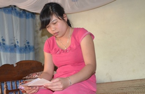 Ngày 18/3, em Phan Thị Trang con gái liệt sỹ Gạc Ma, Phan Huy Sơn đã nhận được quyết định đi làm chính thức từ Sở Y tế Nghệ An (ảnh Xuân Hòa)
