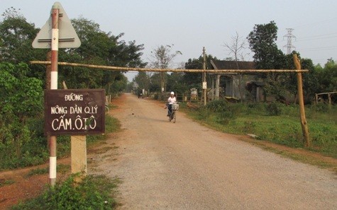 Mặc dù tại các tuyến đường làng tại xã Cam Thành cấp chính quyền sở tại cũng đã làm các gác chắn và biển báo cấm xe ô tô ....