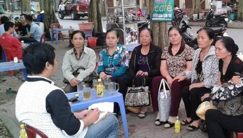 Các giáo viên trên khi trao đổi với phóng viên Báo Giáo dục Việt Nam đều cho rằng mức lương họ được hưởng quá bèo bọt so với công sức hơn 30 năm họ đóng góp cho ngành giáo dục (ảnh Xuân Hòa)