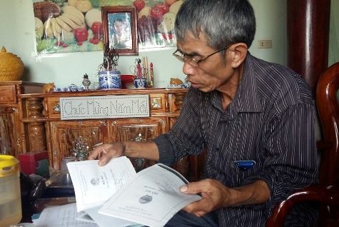 Sau lần nộp sổ xanh lâm bạ cho chính quyền xã năm 2003, nay nhiều hộ dân sở hữu diện tích đất lâm nghiệp của xã Quỳnh Châu chỉ còn những quyển sổ lâm bạ cũ được photo lại (ảnh Xuân Hòa)