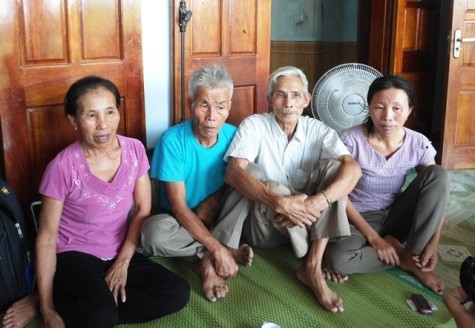 Ông Hồ Văn Khanh (áo xanh) và người thân trong gia đình kể lại cuộc hội ngộ đầy nước mắt với người anh trai Hồ Xuân Hương đã được công nhận liệt sỹ 50 năm nay lại trở về (ảnh Hoàng Hà)