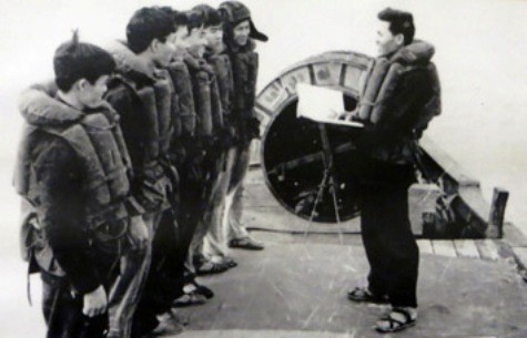 Trong thời kỳ kháng chiến chống Mỹ, mỗi lần những người lính cano làm nhiệm vụ phá bom từ trường, ngư lôi tại các con sông, cảng biển luôn được truy điệu sống trước lúc làm nhiệm vụ (ảnh tư liệu)