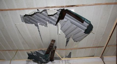 Một số trần phòng học khác cũng bị gió lốc làm hư hỏng nặng (ảnh Nguyễn Cường)