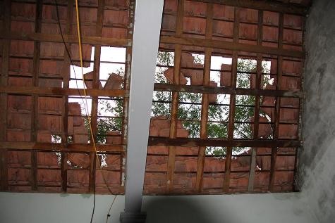 Mái nhà dân tại huyện Quế Phong bị gió lốc tốc bay ngói (ảnh Nguyễn Cường)