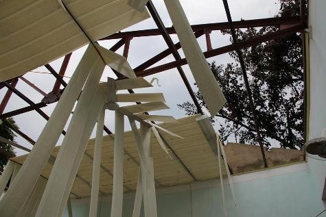 Mọt phòng học bị gió lốc tốc mái hoàn toàn (ảnh Nguyễn Cường)