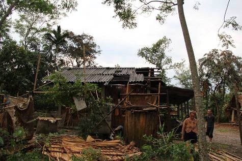 Một nhà dân tại xã Mường Nọc bị gió lốc tốc bay mái (ảnh Nguyễn Cường)