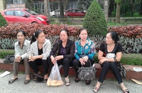 Lương hưu quá thấp nên các giáo viên mầm non tại huyện Đô Lương, Nghệ An đã thuê xe lên tận Bảo hiểm xã hội tỉnh Nghệ An để hỏi những bất cập trên (ảnh Xuân Hòa)