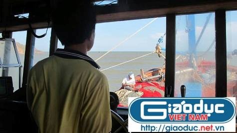 Trên buồng lái thuyền trưởng Trần Văn Định luôn căng mắt theo dõi phía trước để tránh tàu, chướng ngại vật để vượt sóng ra khơi (ảnh Xuân Hòa)