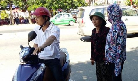 Các chủ phòng trọ tại TP.Vinh (Nghệ An) đang chèo kéo người nhà và thí sinh về tham dự Kỳ thi THPT Quốc gia tại Cụm thi số 25 thuê phòng (ảnh Xuân Hòa)