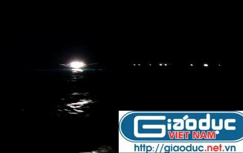 Buổi đêm, những dàn đèn sáng nhử cá trên các tàu đánh bắt hải sản đã thắp sáng cả vùng biển Vịnh Bắc Bộ, biến biển khơi cô độc thành một phố thị sầm uất ánh đèn (ảnh Xuân Hòa)