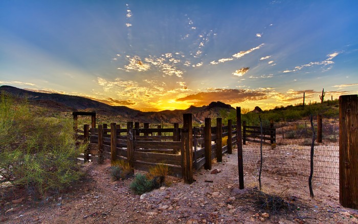 Cảnh hoảng hôn tại ngoại ô Pheonix, Arizona, chụp bởi Canon EOS 60D, Canon EF-S 10-22mm f/3.5-4.5 USM.