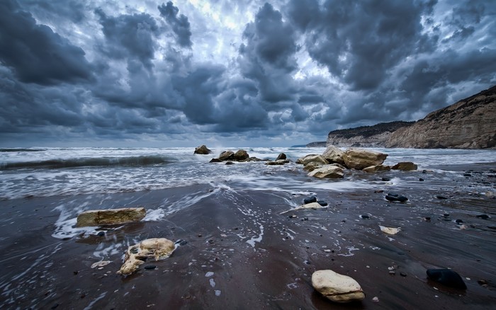 Ảnh chụp tại bãi biển Kourio, Cyprus vài giờ trước cơn bão. Chụp bởi Nikon D700, Nikkor AF-S NIKKOR 14-24mm f/2.8G ED, Manfrotto tripod.