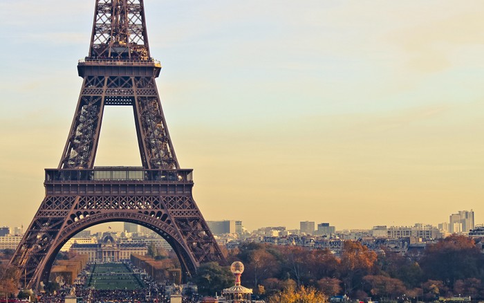 “Quý bà thép” – tháp Eiffel trong màn sương mùa thu. Ảnh chụp bởi Canon EOS Rebel T1i (500D), Canon EF-S 18-55mm f/3.5-5.6 IS II.