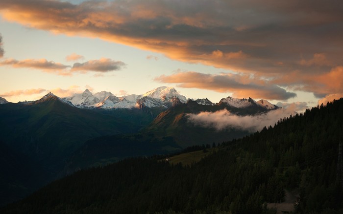 Mont Blanc, ngọn núi cao nhất trong dãy Alps. Ngay cả trong những ngày hè nóng, đỉnh núi vẫn phủ đầy tuyết trắng. Canon EOS 5D, Canon EF 50mm f/1.4 USM.