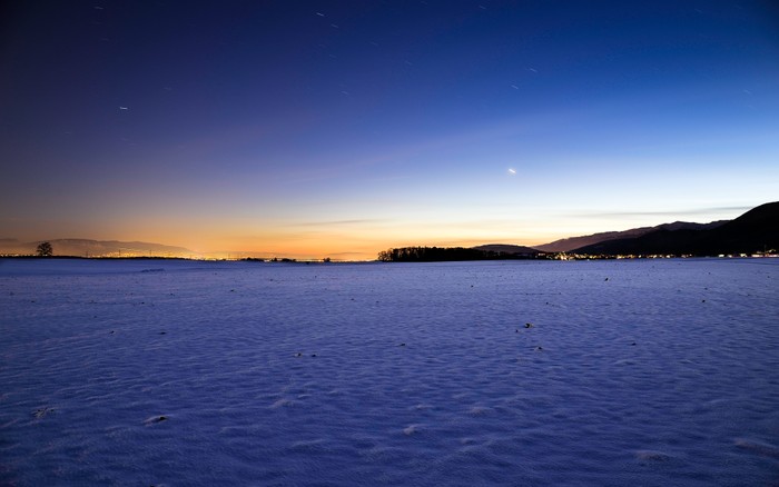 Cảnh đêm lạnh tại Thụy Sĩ sau khi tắt nắng. Chụp bởi Nikon D700, Nikon AF-S NIKKOR 24-120mm f/4G ED VR, Manfrotto carbon fiber tripod.