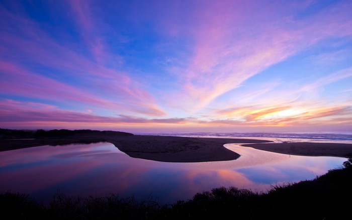 Nước biển North Salman Creek, California, Mỹ như một tấm gương lớn phản chiếu bầu trời.