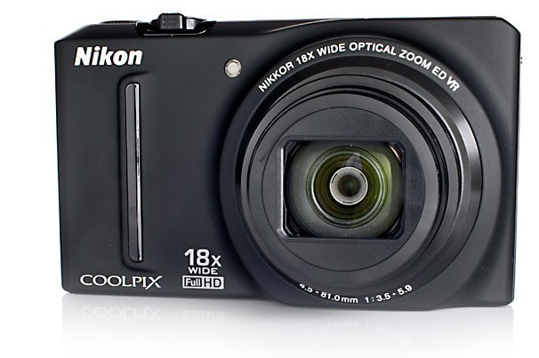 Nikon S9100 là một hiện tượng hiếm gặp trong làng camera phù hợp cho cả người dùng phổ thông lẫn chuyên nghiệp. Ống kính zoom 18X cho chất lượng ảnh macro siêu đẹp và nhất nhiều tính năng hữu ích khác. Nếu máy có khả năng xuất file RAW thì S9100 sẽ phải đứng đầu danh sách này.