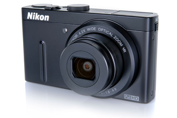 Nikon Coolpix P300 có tỉ lệ hiệu năng trên giá tiền rất cao. Ống kính rộng lên tới f1.8 cho hình ảnh sắc nét kể cả trong điều kiện thiếu sáng. Nhược điểm máy là không cho phép người dùng chỉnh tiêu cự và xuất ảnh ra kiểu file RAW.