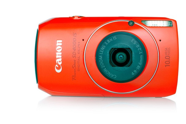 Nhớ ống kính rộng, chất lượng tốt, Canon PowerShot SD4000 là một trong những camera rất sáng giá trong tầm tiền từ 6-7 triệu. Đáng tiếc là mặc dù chụp ảnh tốt tốt nhưng khả năng quay phim lại khá tệ và người dụng lại không thể điều trính độ phơi sáng.