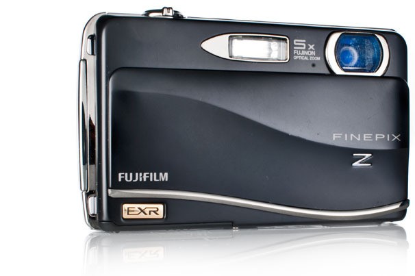 Fujifilm FinePix Z800EXR có màn hình cảm ứng mượt, tốc độ auto focus nhanh, chống rung quang học rất tốt. Nhưng máy lại có pin quá kém và chất lượng hình ảnh vẫn chưa được như ý.