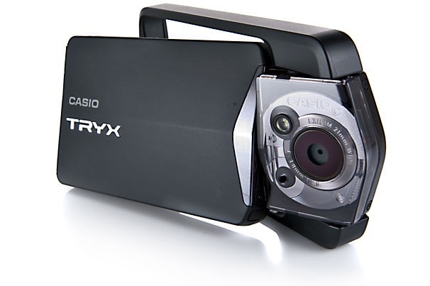 Casio Tryx là một sản phẩm “lạ” trong làng camera. Chất lượng ảnh trong môt trường thiếu sáng khả với khả năng xay ống kính là một điểm cộng lớn. Nhước điểm là chỉ có zoom kỹ thuật và pin cố định trong máy.