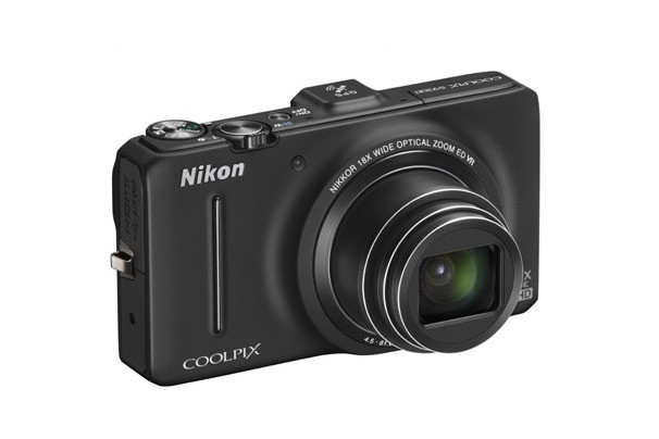 Nếu bạn không quan tâm tới RAW thì S9100 là một trong những máy ảnh chụp đẹp nhất. Và Nikon Coolpix S9300 gần như là bản sao của S9100 những sẽ được trang bị thêm GPS, geotagging và nâng cảm ứng lên 16 megapixel. Nikon S9300 sẽ là đối thủ chính thức của Panasonic và Canon tại mức giá $349
