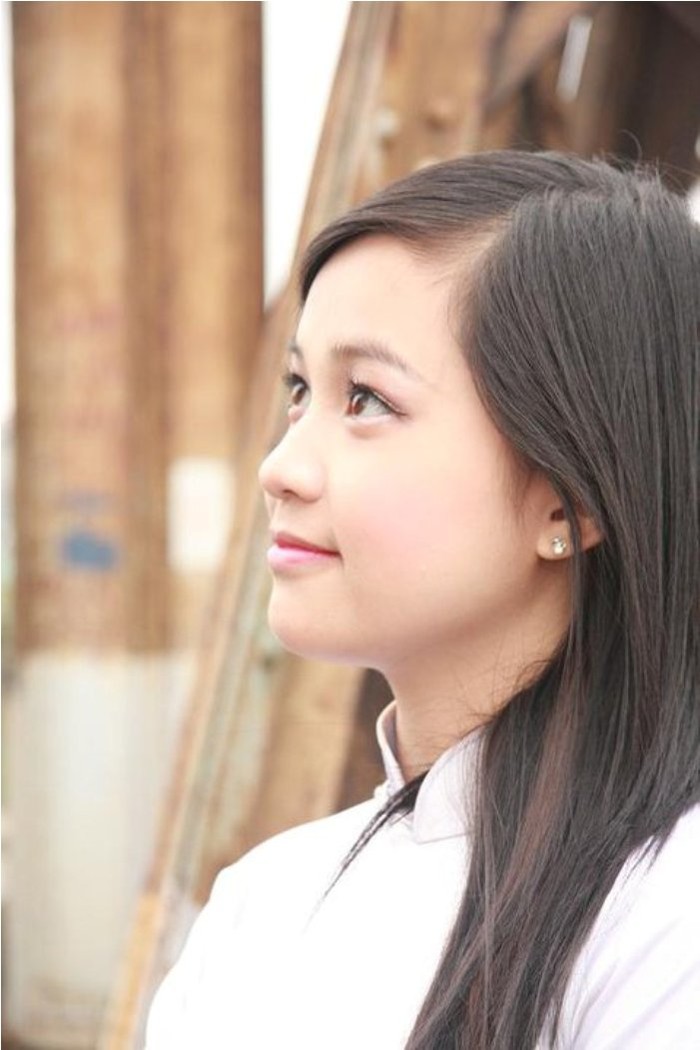 Đinh Nhung đang học lớp Kế toán 24 tại trường ĐH Kinh doanh Công nghệ Hà Nội. Đôi mắt sáng, nụ cười rạng rỡ cùng nét “duyên ngầm” khiến cô bạn luôn thu hút bởi vẻ đẹp lãng mạn.