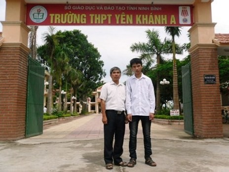 Phạm Văn Đình và thầy Lê Quốc Trưởng (Hiệu phó) Trường THPT Yên Khánh A