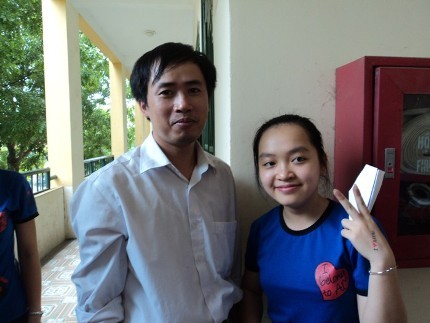 Nguyễn Khánh Linh chụp ảnh kỷ niệm cùng thầy giáo dạy toán