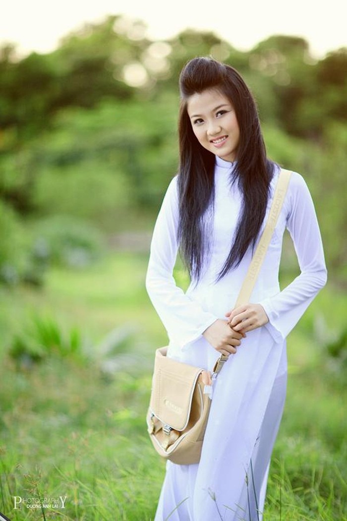Lương Huyền Thanh sinh năm 1996 và hiện đang học lớp 10 trường THPT Hàm Rồng - Thành phố Thanh Hóa