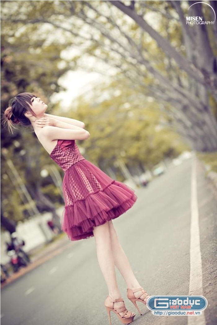 Chiếc đầm xòe màu đỏ sậm giúp Lily khoe đường cong cơ thể, trở nên dịu dàng, quyến rũ
