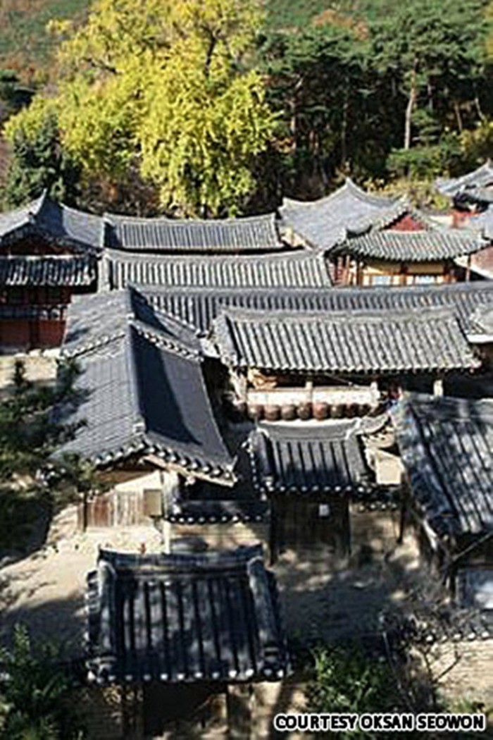 Oksan Seowon nằm trong thung lũng giữa các ngọn núi Jaok, Doduk, Hwagae và Muhak nêncó quang cảnh rất hùng vĩ